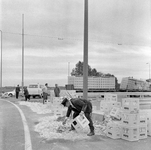 128483 Afbeelding van het opruimen van glasscherven door personeel van Rijkswaterstaat nadat een vrachtwagen beladen ...